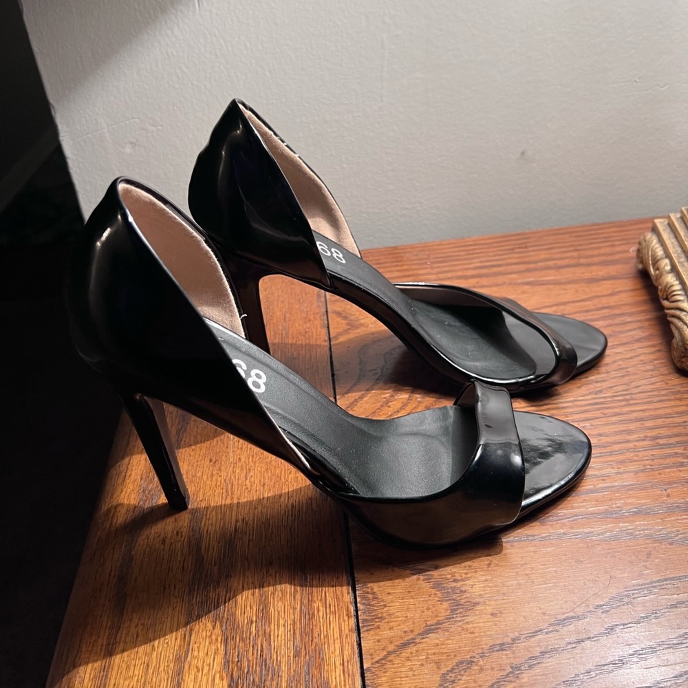 MO68 black heels. Like new excellent condition.